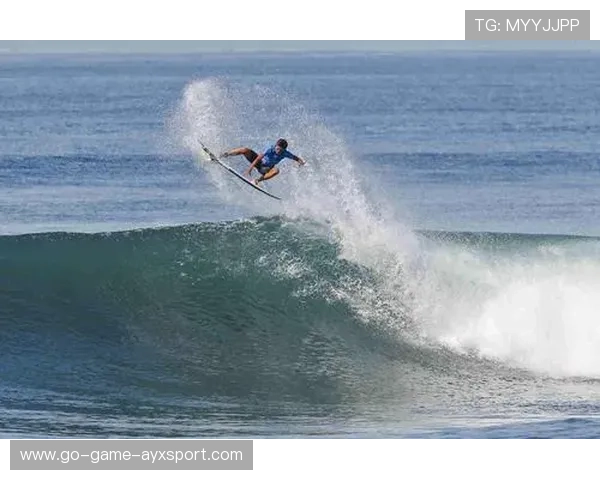 冲浪少年在大浪中滑倒仍能站回板上 冲浪少年在大浪中滑倒仍能站回板上
