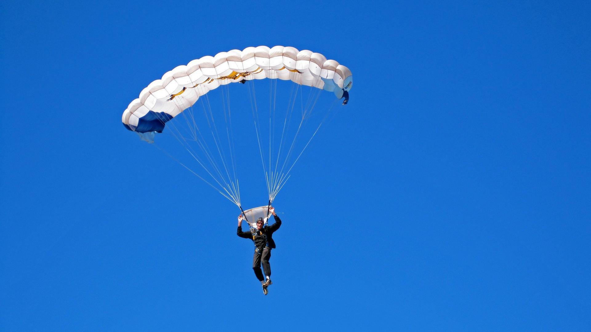 企事业单位登高节 一起登楼为公益项目筹款